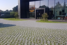 Combinatie open voegen gevuld met grint en met graszoden.