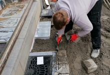Diest Centrum. Gezaagde graniet Sylvester. Precisiewerk.