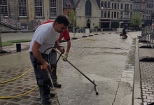 Inwassen en reinigen van gezaagde Zweedse graniet.