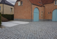 Werk in uitvoering, langwerpige gezaagde porfier nog niet ingewassen.