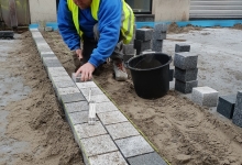 Plaatsen nieuw kasseien openbaar