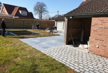 Gezaagde langwerpige porfier, net ingewassen en gereinigd.