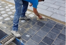 Reinigen van ingewassen tegels.