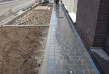 Voetpad in gezaagde Portugese graniet, net ingewassen.