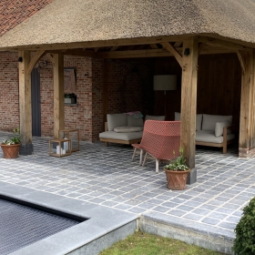 Belgische Blauwe Hardsteen 't Zand Brugge 20x20x5 cm geschuurd en getrommeld.