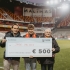 Peter Maris overhandigt een waardebon aan één van de gelukkigen.