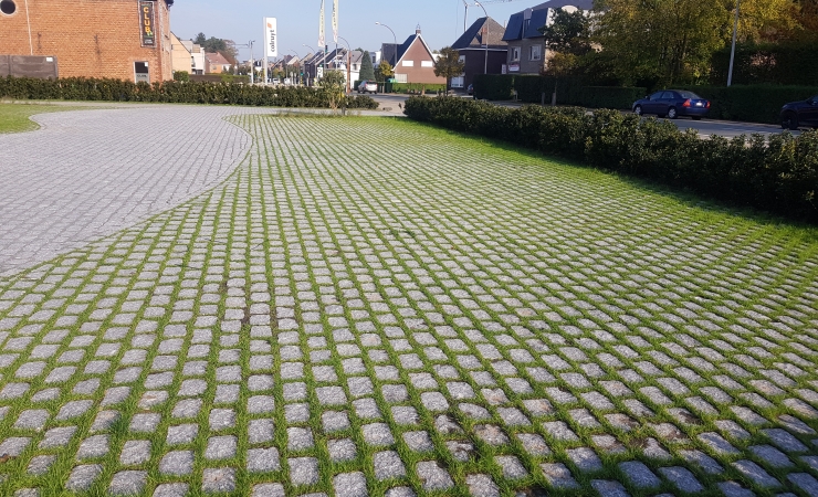 Open voeg gevuld met grint en gevuld met substraat.