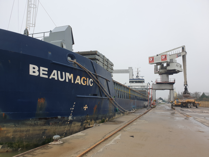 Portugese Graniet Roriz aangevoerd per zeeschip