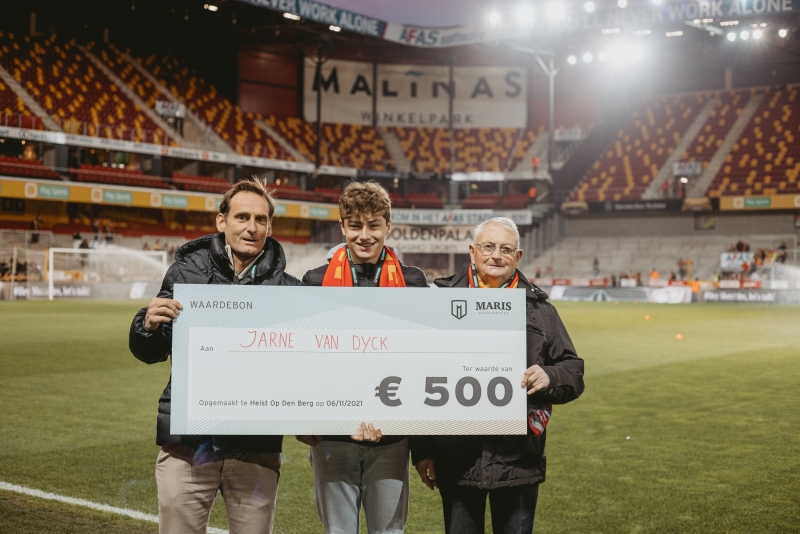 Peter Maris overhandigt een waardebon aan één van de gelukkigen.